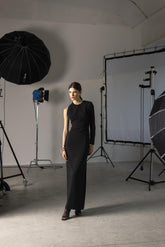 Abito lungo monospalla in crepe fluido - NERO | Sandro Ferrone